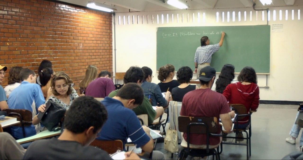 Inflação sobe em fevereiro puxada por alimentação e educação