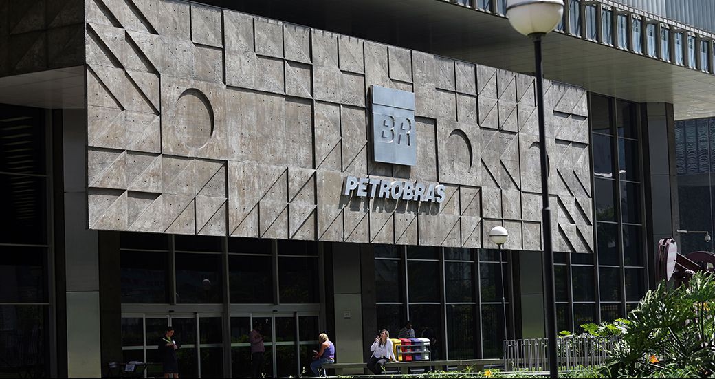 Petrobras anuncia venda de oito refinarias
