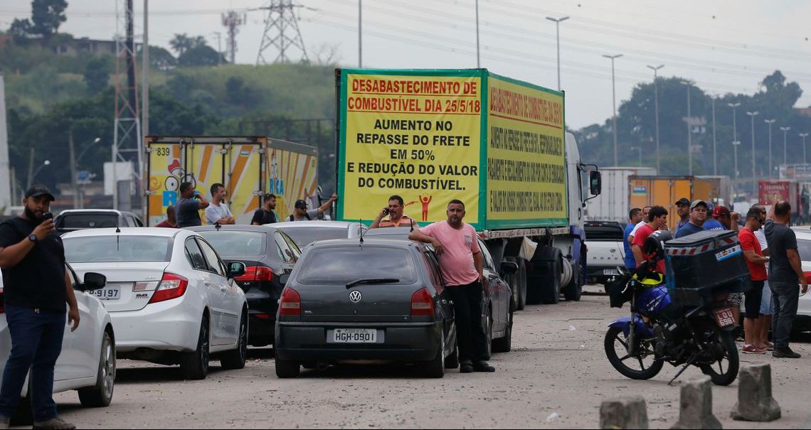 Governo e caminhoneiros anunciam suspensão de protestos por 15 dias