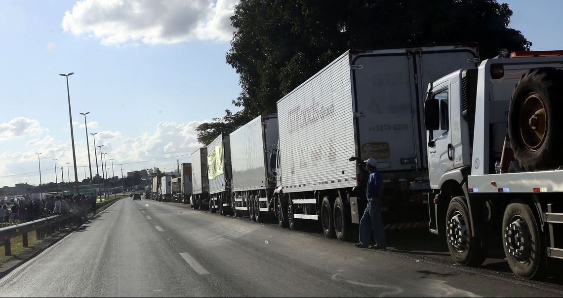 Governo cede e aguarda fim da greve dos caminhoneiros