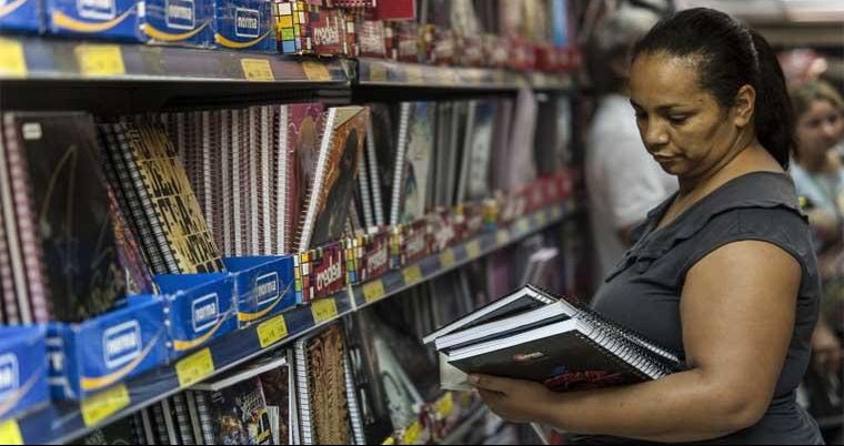 Brasileiros mudam hábitos financeiros devido à crise