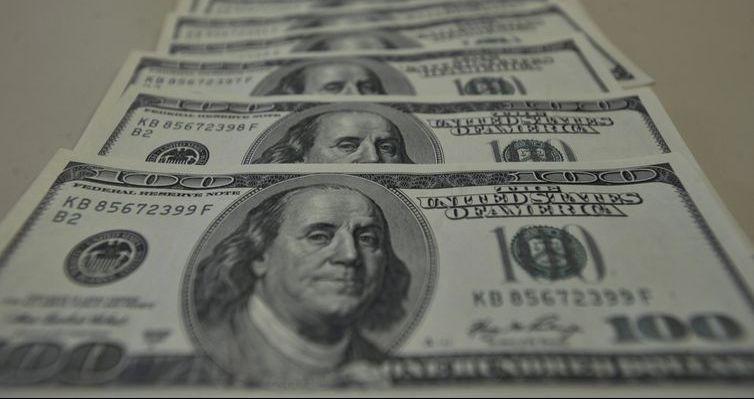 Após intervenção do BC, dólar cai 5,6%