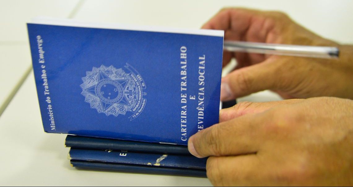 Desemprego cai para 12,3%, mas ainda abrange 12,9 milhões de pessoas