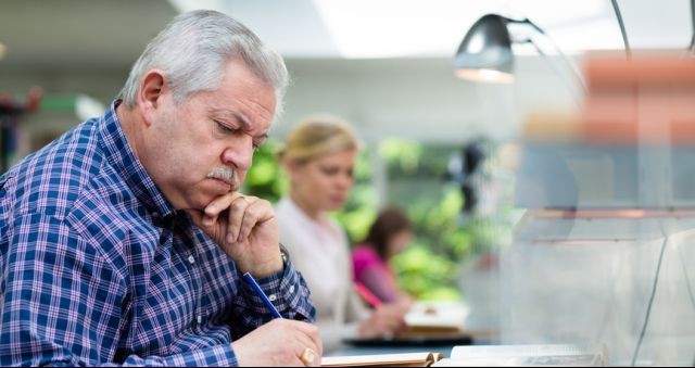 Os 60+ estão voltando aos bancos escolares