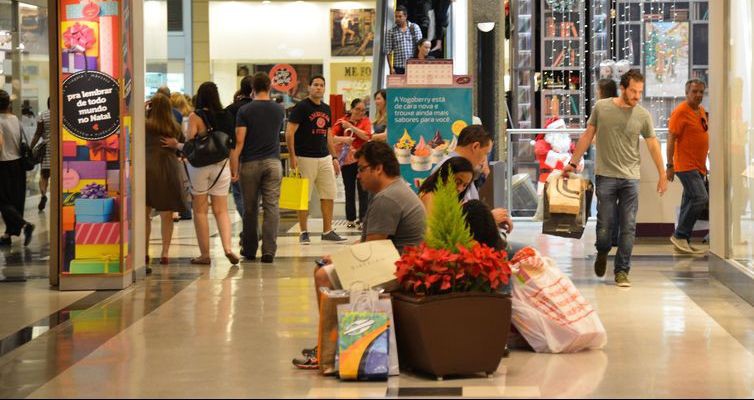 Em Curitiba, nove em cada dez famílias possuem dívidas